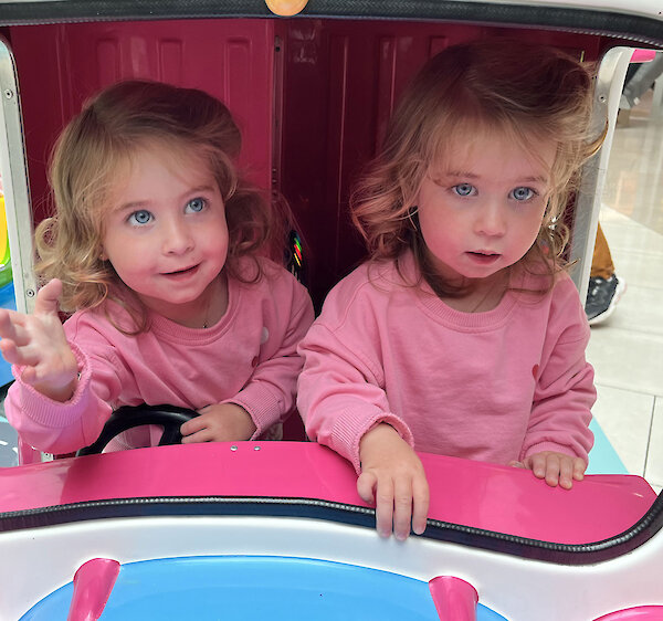 Charlotte und Ella F