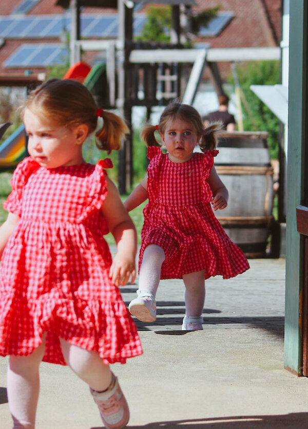 Charlotte und Ella F