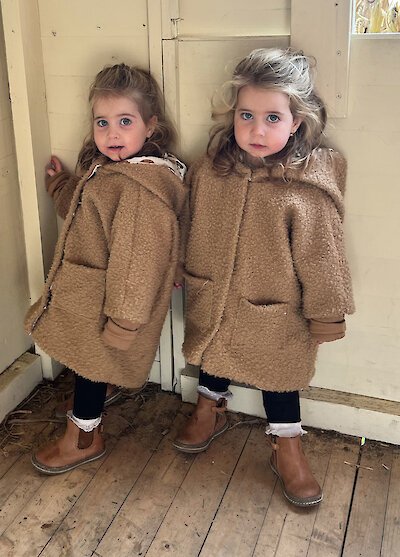 Charlotte und Ella F